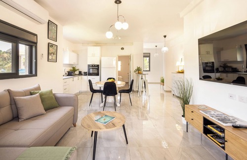 Haifa Apartment | Bahai Gardens Vista Apts by Sea N' Rent