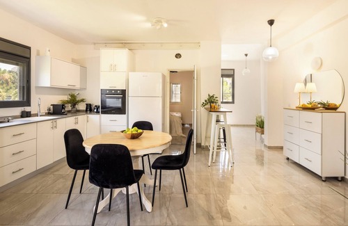Haifa Apartment | Bahai Gardens Vista Apts by Sea N' Rent