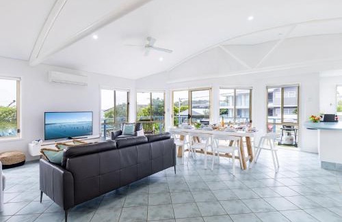 Fingal Bay House | Baia Villa air con WiFi and views of Fingal Beach