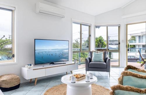 Fingal Bay House | Baia Villa air con WiFi and views of Fingal Beach