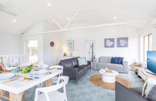 Fingal Bay House | Baia Villa air con WiFi and views of Fingal Beach
