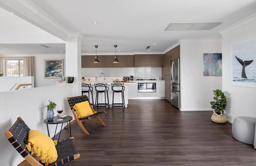Salamander Bay House | Baie de Salamandre - modern & minimalist two-storey holiday home located close to the beach