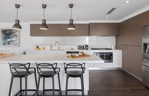 Salamander Bay House | Baie de Salamandre - modern & minimalist two-storey holiday home located close to the beach