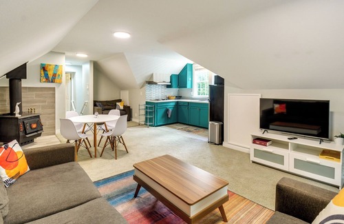 Rollingbay Apartment | Bainbridge Island Rental: Half-Mi to Beach!