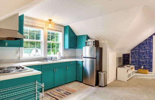 Rollingbay Apartment | Bainbridge Island Rental: Half-Mi to Beach!