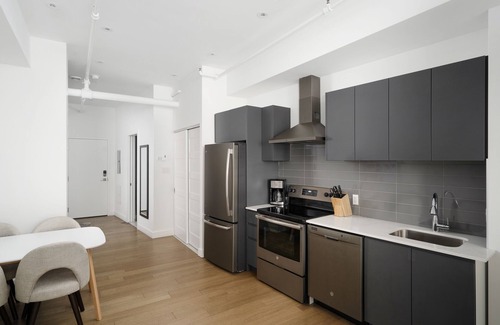 Chinatown Apartment | BAKAN - Gem in the city : MODERN loft in Old Mtl/DT