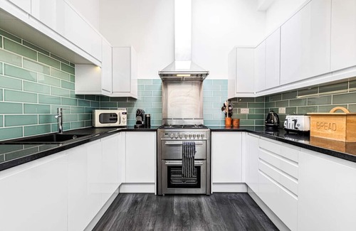Henley House | Bakersfield Retreat - pet friendly