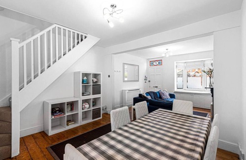 Henley House | Bakersfield Retreat - pet friendly