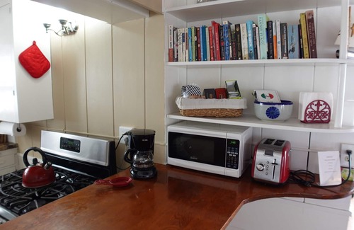 Newport Beach Apartment | Balboa Island Charmer
