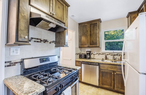 Reseda House | Balcom by AvantStay | Newly Furnished Valley Home