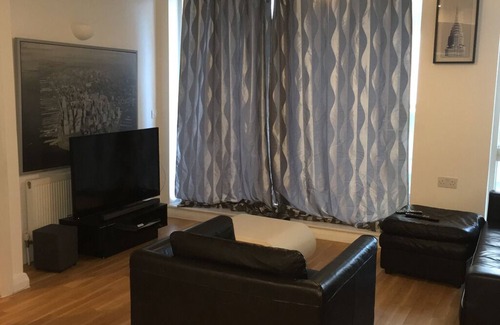 Tower Hamlets Apartment | Balcony apartment with WiFI. 15 min to Canary Wharf, 20 min to Liverpool Street