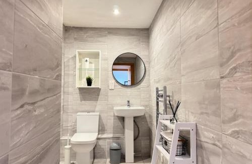 Chinatown Apartment | Balcony Free Parking Huge TV City Centre Apt