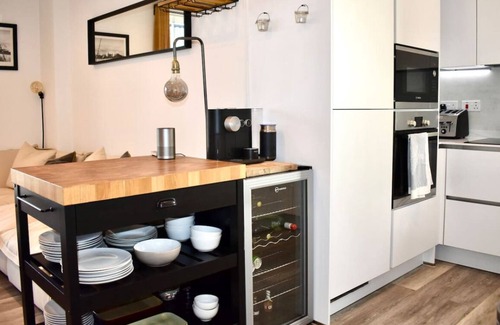 Camberwell Green Apartment | Balcony High End 2-Bedroom Flat for 6