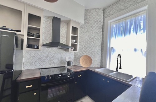 Savannah Victorian District Apartment | Balcony on Forsyth Park, 2-br Historic Savannah, Ga.