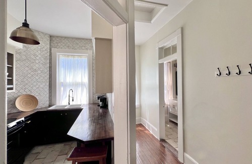 Savannah Victorian District Apartment | Balcony on Forsyth Park, 2-br Historic Savannah, Ga.