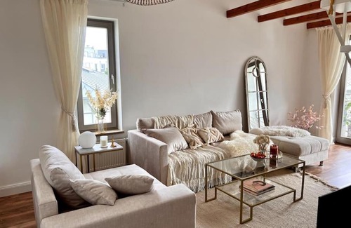 Schoenefeld Apartment | BALI HOME Stylische Wohnung mit Terrasse