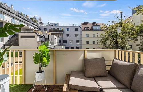 Donaustadt Apartment | Balkon I Tiefgaragen Parkplatz I 5 min zum Einkaufszentrum I Schnelles WLAN