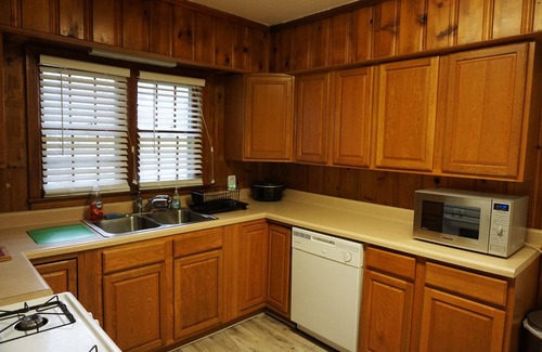 Sardis Cottage | Ball game availability! Sardis lake minutes a way, Safe , Clean, Comfortable