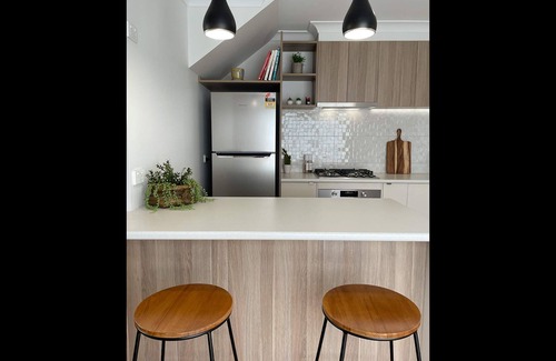 Ballarat House | Ballarat Central 2 Bd Townhouse. 5 mins Hospitals CBD Lake Cafes. Wifi Netflix.