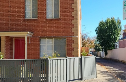 Ballarat House | Ballarat Central 2 Bd Townhouse. 5 mins Hospitals CBD Lake Cafes. Wifi Netflix.