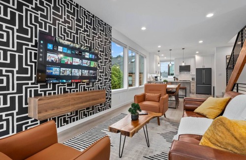Loyal Heights Apartment | Ballard Hangout - Arcade, Covered deck, Sleeps 10!