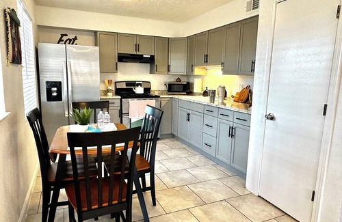 La Mesa Apartment | BALLOON FESTIVAL experience ABQ in style newly renovated 2BD/1BA apartment