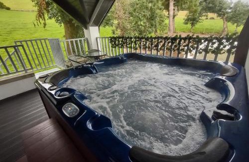 Londonderry Apartment | Ballymakeever Appartment - Private Hot Tub