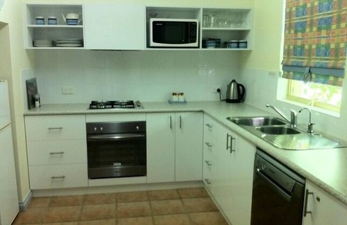 Middleton Beach House | Balneaire Seven - Middleton Beach cafe strip