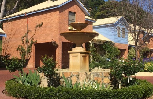 Middleton Beach House | Balneaire Seven - Middleton Beach cafe strip