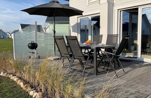 Olpenitz House | Baltic Sea time-out - infrared sauna, fireplace, shower, 3 smart TVs, terrace, parking lot