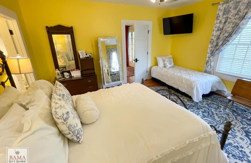 Tuscaloosa Hotel | Bama Bed and Breakfast - Capstone Suite