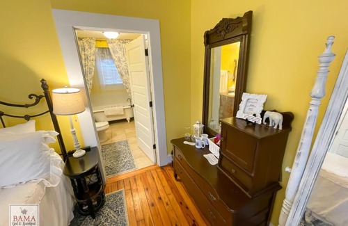 Tuscaloosa Hotel | Bama Bed and Breakfast - Capstone Suite