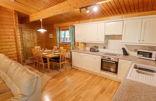 Kenwick Cottage | BAMBOO RETREAT, character holiday cottage, with hot tub in Louth