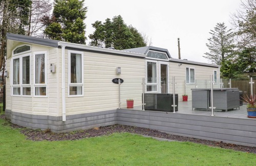 Brynteg Cottage | BANADLEN LODGE, pet friendly, with a garden in Benllech