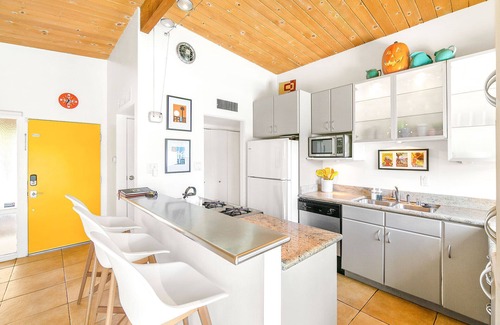 Sunmor House | 'Banana Cabana' Pool pad w/treehouse!