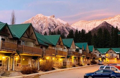 Harvie Heights House | Banff wood lodge- Mtnview/Chalet townhouse/7ppl