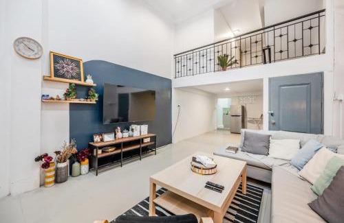 Phra Khanong Villa | Bangkok Group Haven - 6BR Bangchak BTS 12 sleeps RB4