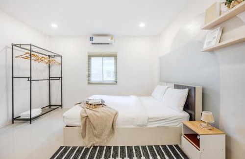 Phra Khanong Villa | Bangkok Group Haven - 6BR Bangchak BTS 12 sleeps RB4