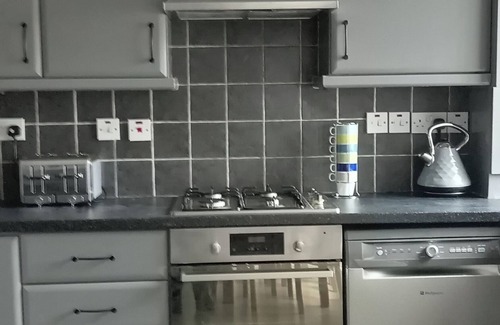 Bangor Apartment | Bangor - 2 Bed Apartment- Sleeps 4 -PrivateParking