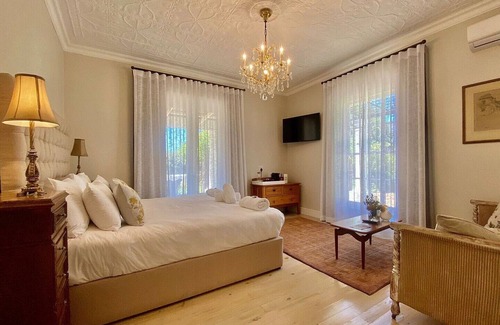 Cape Winelands Bed & Breakfast | Banhoek Corner Guesthouse