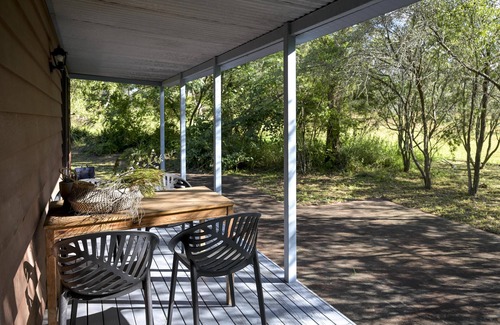 Pokolbin Cabin | Banksia Cabin 4 - 2 bedroom with 2 x queen beds