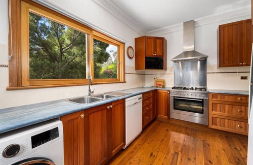 Blue Mountains City Council House | Banksia Tops with views to The Three Sisters