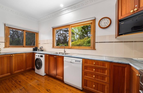 Blue Mountains City Council House | Banksia Tops with views to The Three Sisters