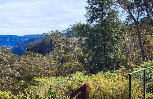 Blue Mountains City Council House | Banksia Tops with views to The Three Sisters