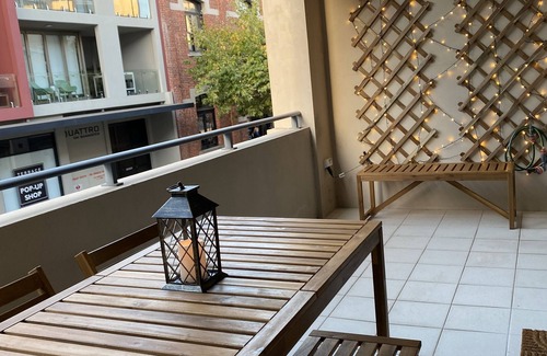 Fremantle Apartment | Bannister Apartment in vibrant central Fremantle. Parking, WiFi, Smart tv's