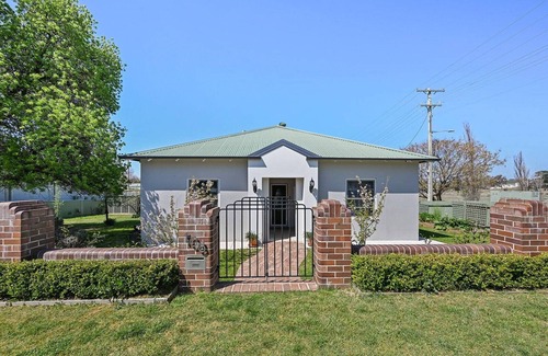 South Bathurst House | Bant Cottage - Gorgeous Renovation, Neatly Styled