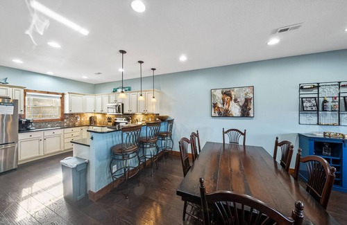 Andersonville Condo | Bar W Retreat, Lakeview Condo, Sleeps 8, Stardust Marina Area