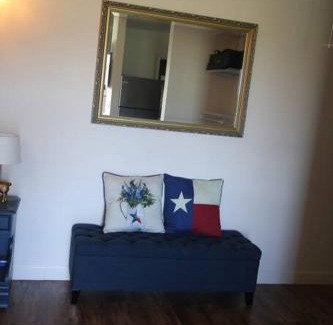 Westminster Apartment | Barber Blue Ranch Escape Alpaca & Emu & You