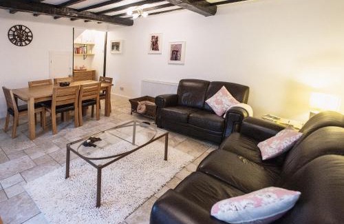 Middleham House | Barbican Cottage