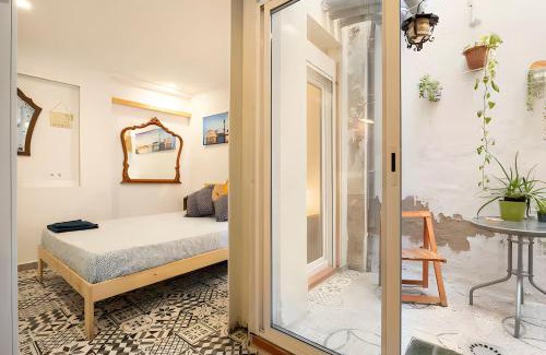 Sant Adria de Besos Apartment | Barcelona Studios with private kitchen, toilet & shower 20min from the center 5min to the beach